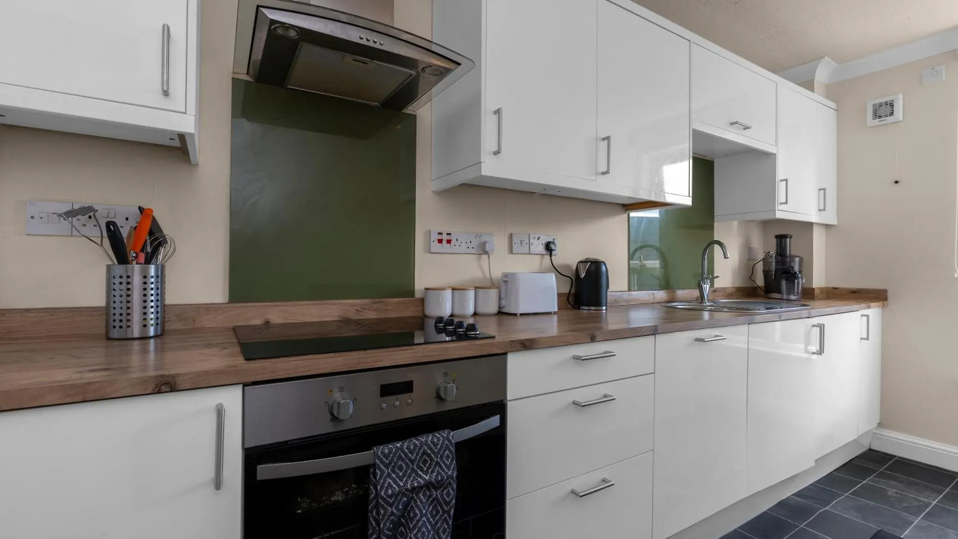 1 Double Room In Shared Apartment In Central Edinburgh With Free Parking