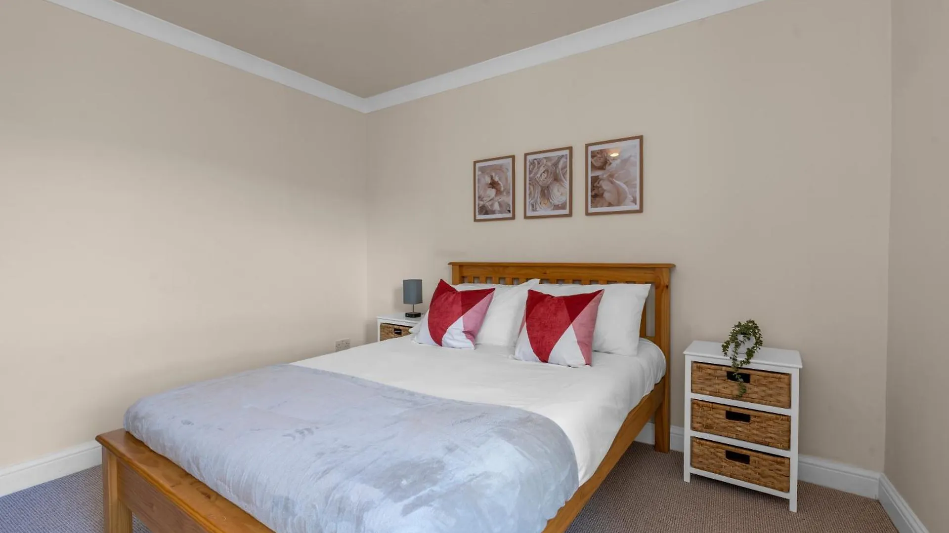 Room In Central Edinburgh With Free Parking