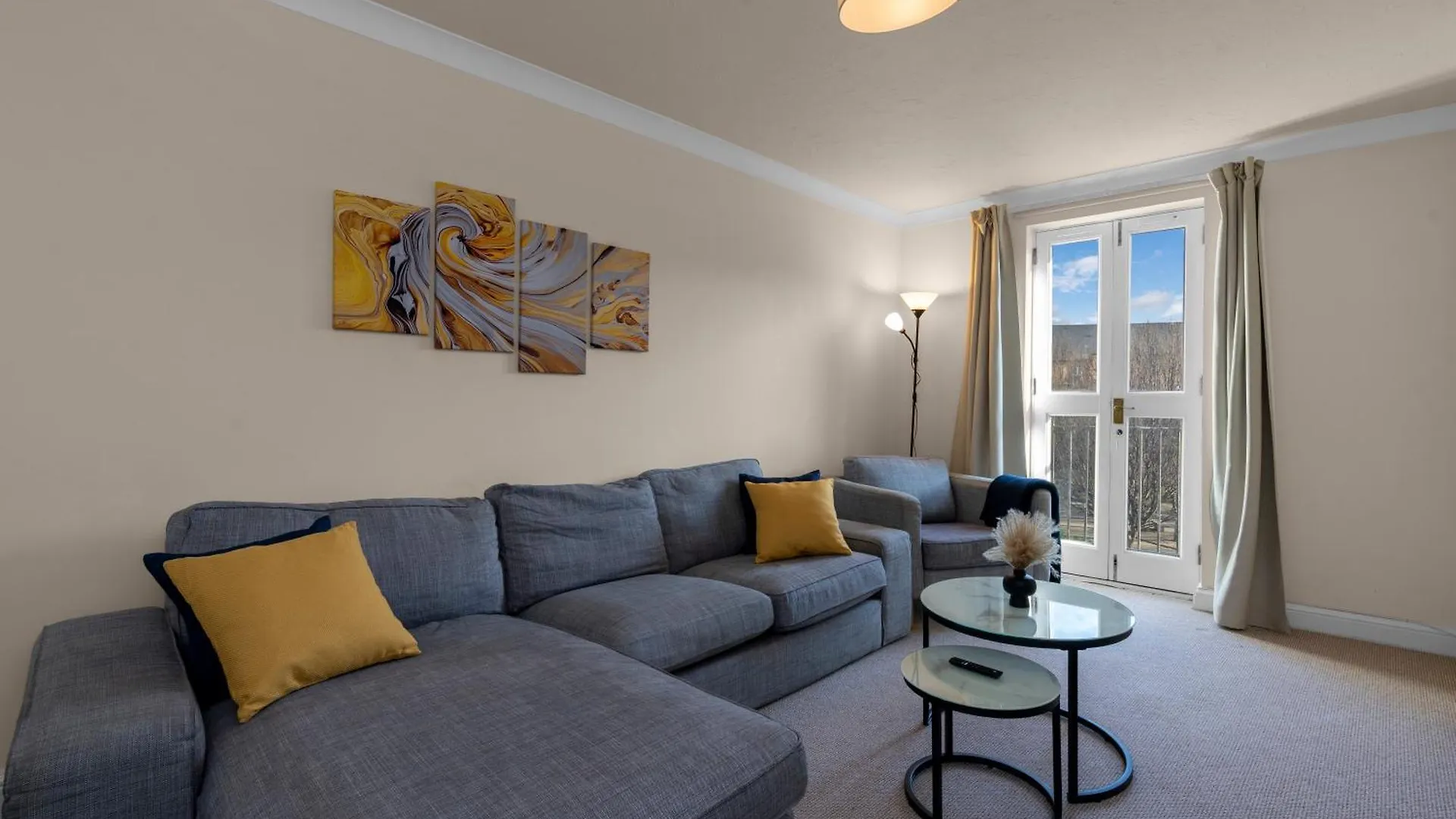 1 Double Room In Shared Apartment In Central Edinburgh With Free Parking